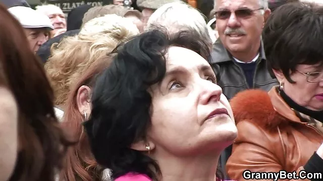 Chica joven desnuda se mete los dedos en el coño húmedo y carnoso justo en frente de la cámara videos pornos subtitulados en castellano