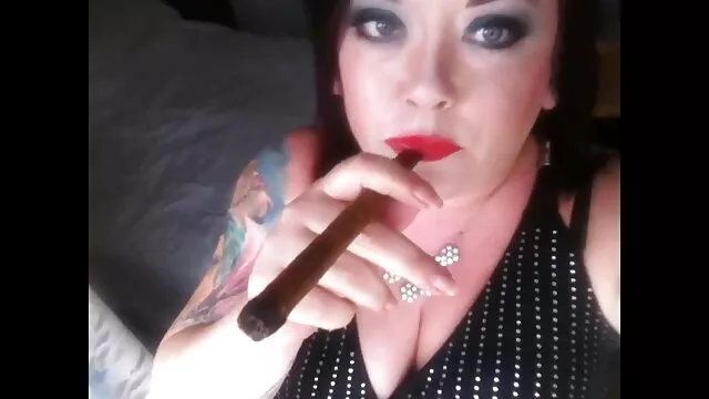 Una joven morena se acaricia a través de unas anime hentay sub español pantimedias
