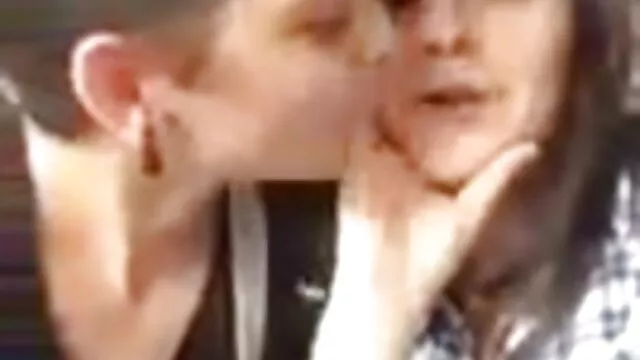 Angie se folla con un porno sub españ gordo vibrador junto a la piscina
