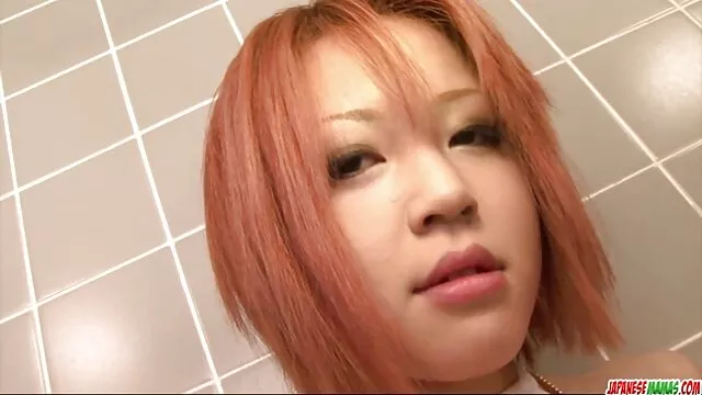 Rubia hentai sex sub español sobre pasto verde acaricia su cuerpo y chupa un consolador