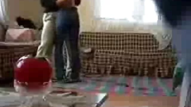 Una porno subtitulos español amiga, junto con un empleado, le chupa una polla a su vez a su novio