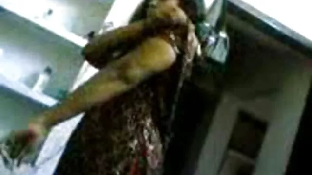 La doctora pelirroja seduce a su joven paciente y se folla a la pobre con subtitulado xxx un grueso vibrador en la sala del hospital