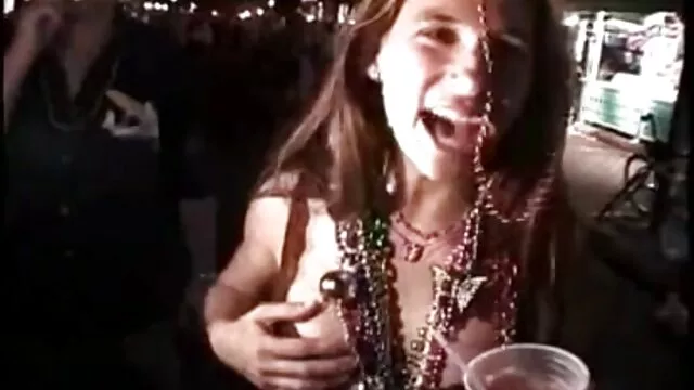 La chica puso el consolador sobre la mesa y se subió con porno sub castellano su coño