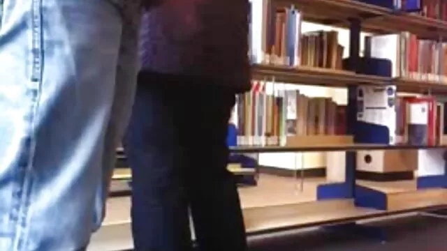 Chica guapa en el baño incesto subtitulado español acaricia su cuerpo y juega con el coño con un chorro de agua