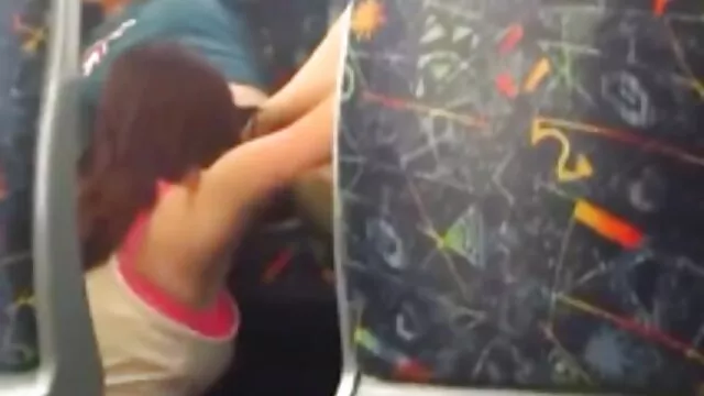 Mientras las anime porno subtitulado español manos del masajista están ocupadas con esta importante tarea, la morena se quitó los pantalones y tomó el pene.