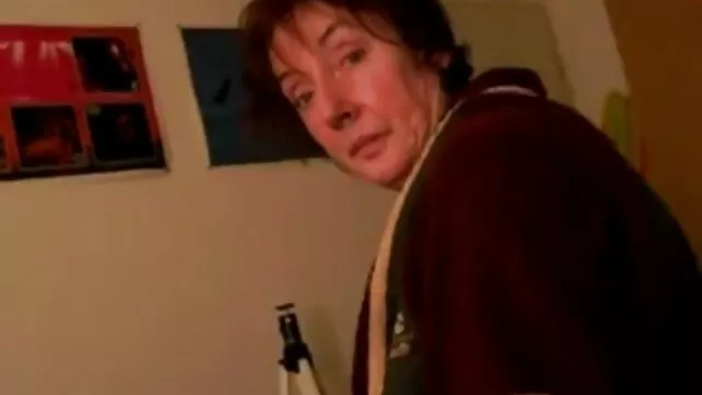 Jugando con un videos hentai subtitulados al español agujero en la dura polla de un semental, la joven zorra tocó los pezones y frotó intensamente el clítoris protuberante con los dedos.