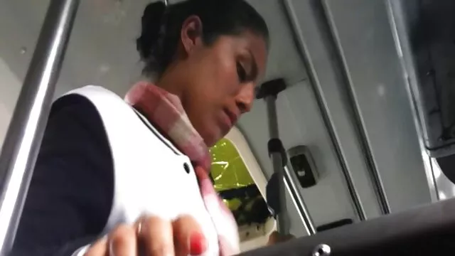 La mujer de cabello castaño toma con avidez un miembro en su boca. Le encanta follar con hombres hasta que acaben. La perra piensa que su semen es más importante que sus orgasmos porno japones con subtitulos en español