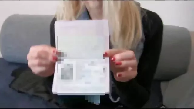 Una sex sub español joven morena se traga un juguete