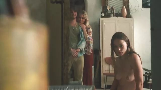 La niña durmió durante la lección y la maestra enojada prometió llamar a sus padres, pero la niña ingeniosa comprendió de inmediato qué hacer. Sacando la polla de la profesora de sus pantalones, la tomó porno japones subtitulado al español en su boca y comenzó a chupar