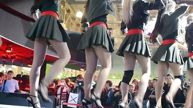 El tipo se folla a una puta en el alféizar de la ventana y no les importa que no haya cortinas videos de sexo con subtitulos en español en las ventanas y los transeúntes las vean.