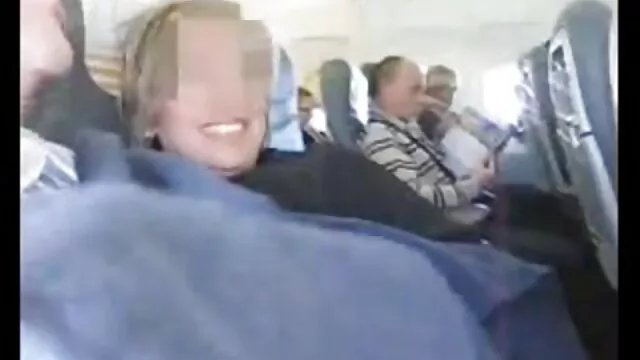 Una morena de coño peludo se entregó a un chico en el suelo en hentay subtitulado en español anal