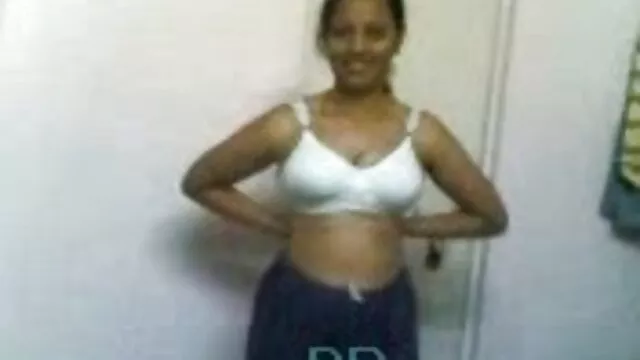 Esposa sub porno español aceita la polla gorda de su marido y se la masturba