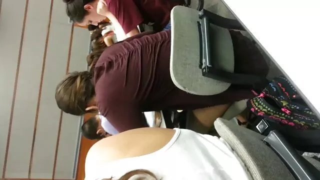Mientras porno japones subtitulado al español está bajo custodia, la rubia toma el pene del sheriff en su boca a cambio de una liberación anticipada.
