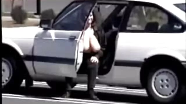 Mia Lee acaricia la sex sub español polla de un chico en el sofá