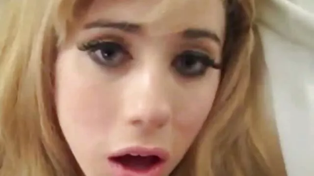 Rubia sexy anime hentai sin censura sub español meando en el césped
