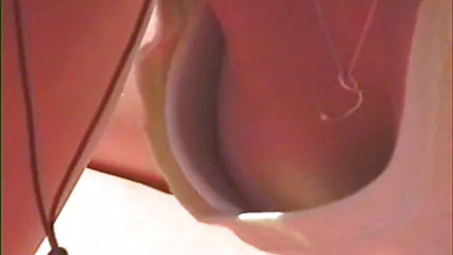 La perra se encontró con un hombre en videos hentai subtitulado al español la entrada, que comenzó a manosearla, acariciarle las tetas, ella se excitó en serio, lo invitó a su casa y le chupó el pene sucio justo en la puerta.