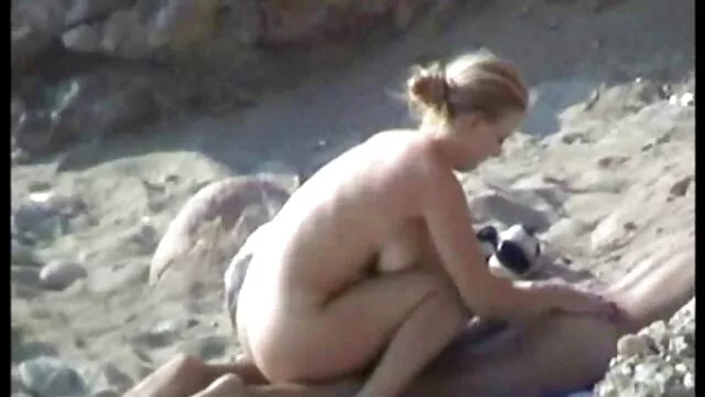 Una linda morena está tan aburrida en la parada del autobús hentai ova español que se alegró mucho cuando vio a un chico con una cámara de video.