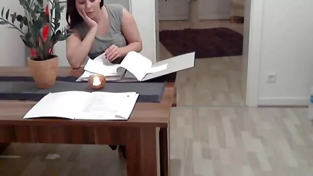 Madrastro lujurioso se folla a una joven latina pornosub español