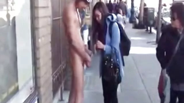 Impresionante chica se divierte con juguetes pono sub español