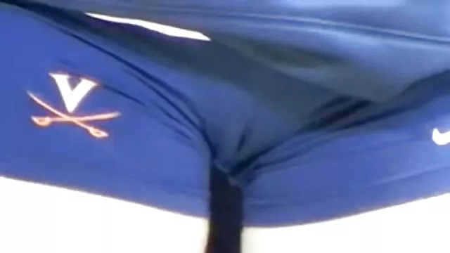 Pelirroja y rubia seducen a un porno sub castellano tipo bigotudo