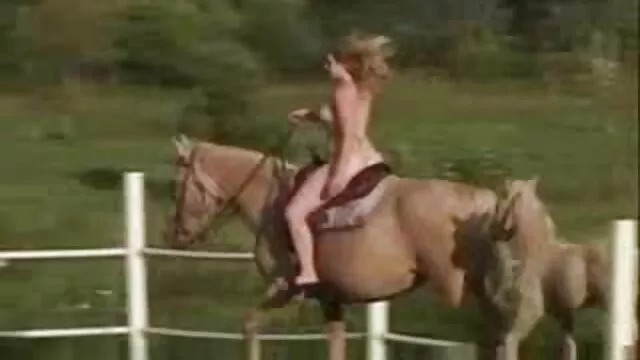 Chica en la piscina se masturba hentaisub espanol