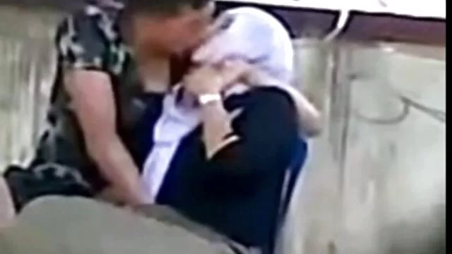 Ana Mancini en la calle con un xnxx sub español vestido rojo