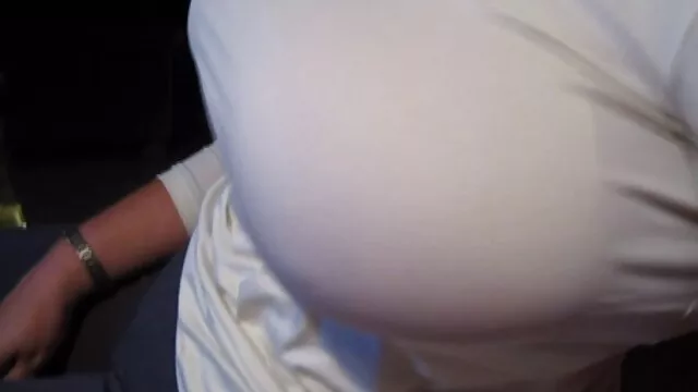 Coño rosado abierto, excitantemente bordeado por cabello negro, un gran juguete transparente lo penetra tan porn subtitulado profunda y suavemente, acariciando el sensual clítoris hinchado