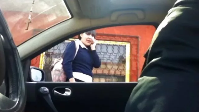 Sentado en el inodoro, un borracho pone a una joven perra videos hentai sub español gratis en su pene