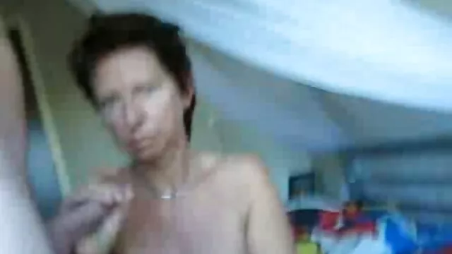 La belleza porno sub en castellano con gran placer comenzó a pulir la polla abultada, y luego sustituyó su agujero por follar.