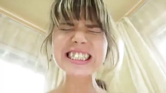 Rubia lame y bebe su propia orina videos porno subtitulado en español