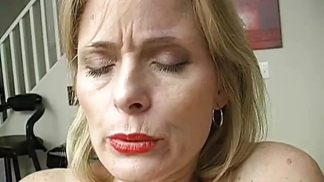 Latina alegre chupa subtitulado español xxx y se ríe