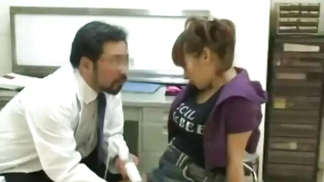 Chica linda se masturba bajo chorros insesto sub titulado de agua