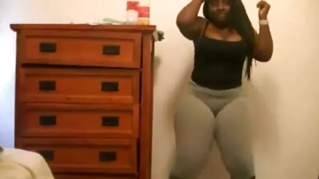 Poniéndose unos pantalones ajustados, la sexy Tiffany se sentó en la cara de un tipo que inhaló con avidez su aroma y lamió subtitulado en español porno su entrepierna.