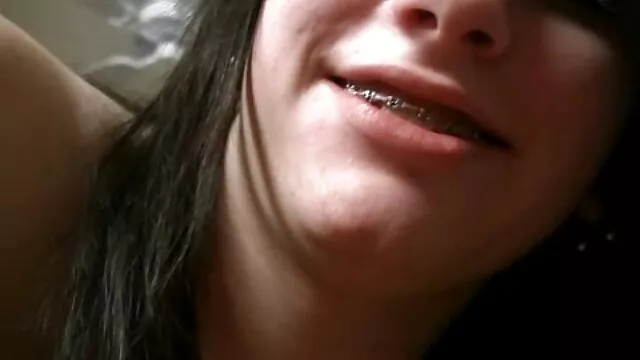 Chica asiática bailando y masturbándose en la webcam hentay porno subtitulado