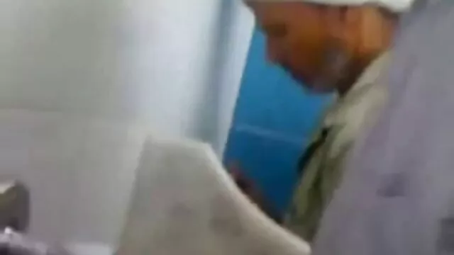 Las perras están babeando viendo como la novia se chupó los labios hasta el pene grueso, se hace a un lado porno subtitulado español la perra, déjame chuparlo, dice un chupapollas enloquecido de emoción