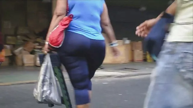 La niña fue al baño para hacer sus porno por dinero sub español necesidades, pero al encontrar una revista pornográfica en el piso, decidió masturbarse con una foto sexy en el camino.