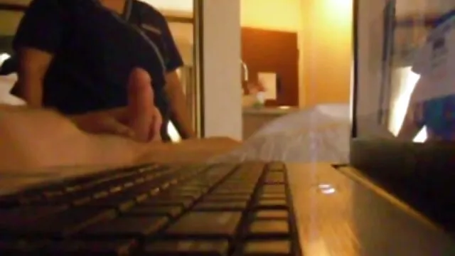 Una joven zorra está haciendo casting chupando la gorda polla de videos porno hentai sub español un productor calvo
