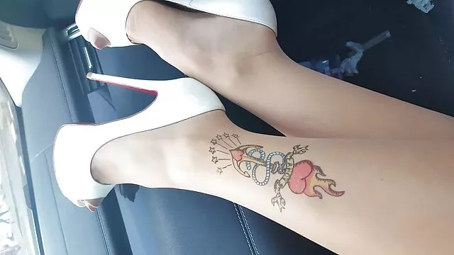 Sexy milf madura con un gran culo se entrega a un chico joven. Él lame apasionadamente su coño perforado y porno hentai subtitulado al español luego le da su final