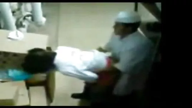 Lisa y Maria intentan excitar a este monstruo con videos de incesto subtitulado en español la boca