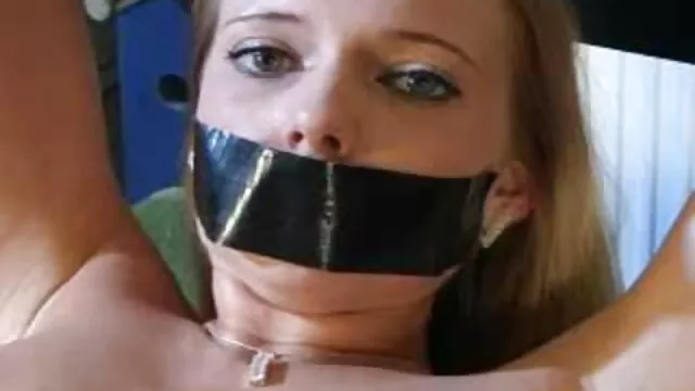 Latina puso su coño debajo de una máquina sexual y encendió la webcam pono sub español