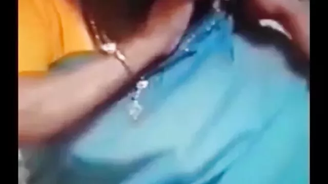Dos tontos japoneses invitaron a visitar a una chica encantadora que hentai subtitulado al español no se negó a pasar una hora con ellos